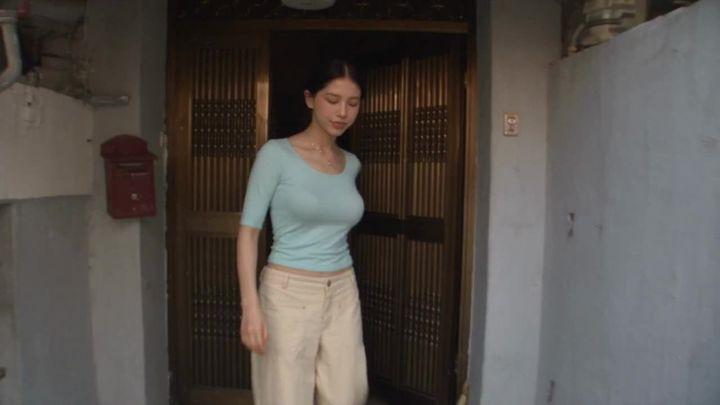 提示词预览: 首尔清晨家庭录像