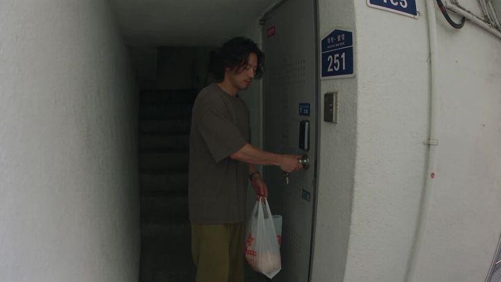 提示词预览: 韩国男子日常生活家庭录像