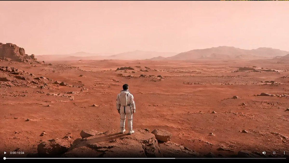 プロンプトのプレビュー: 赤い砂漠の惑星に立つ宇宙飛行士