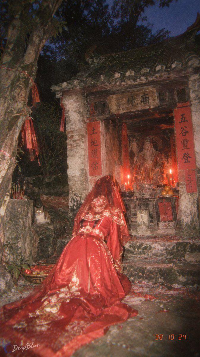 提示词预览: 中式梦核 × 低保真CCD柔焦直闪 × 土地庙跪拜红衣新娘