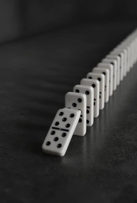 提示词预览: 多米诺骨牌效应视频提示词