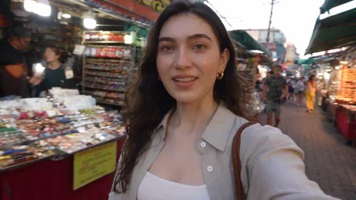 提示词预览: 智能手机自拍 Vlog 市场之旅