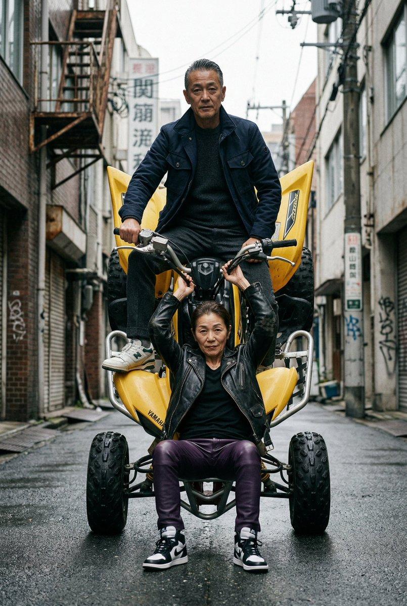 提示词预览: 电影感城市街景:四轮摩托车与老年夫妇