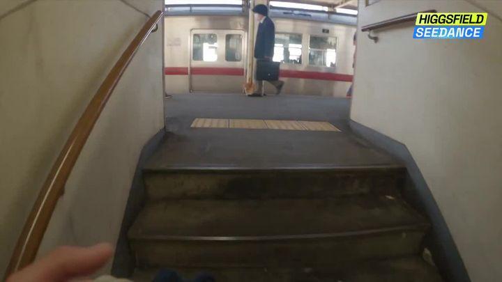 提示词预览: 日本沿海地区早晨通勤 POV