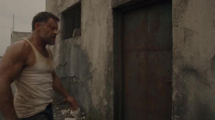 提示词预览: 硬核卡特尔藏身处动作场景