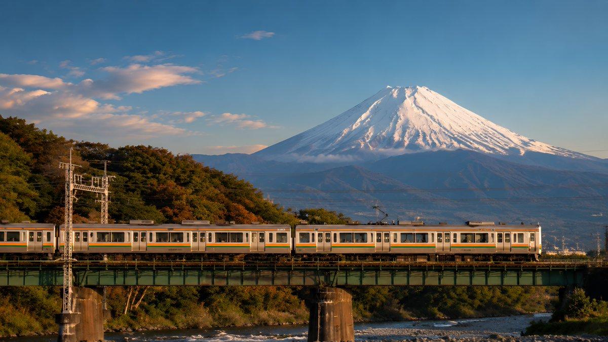 プロンプトのプレビュー: 富士山と電車の壁紙