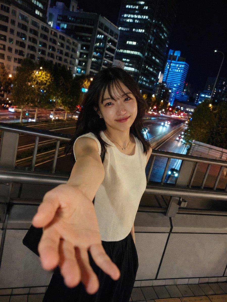 プロンプトのプレビュー: 都会の夜景を背景にした自然なポートレート