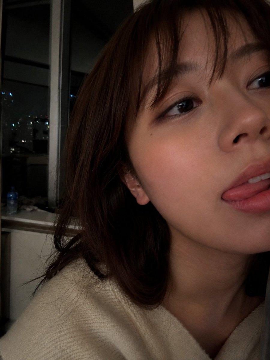 提示词预览: 真实感智能手机夜间自拍