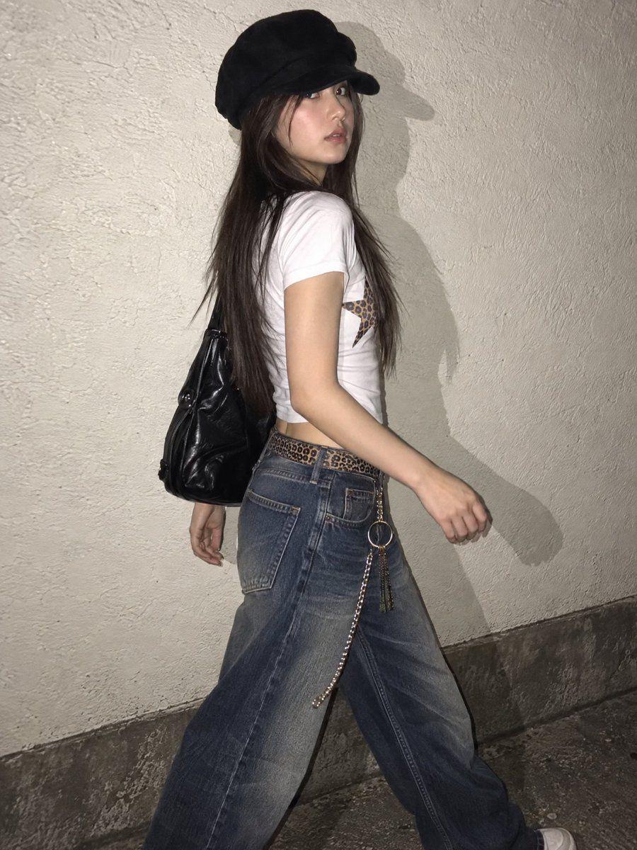 Preview ng prompt: ULTRA-REALISTIC NATURAL SMARTPHONE PHOTOGRAPH, vertical 3:4, candid Y2K street-style fashion portrai…