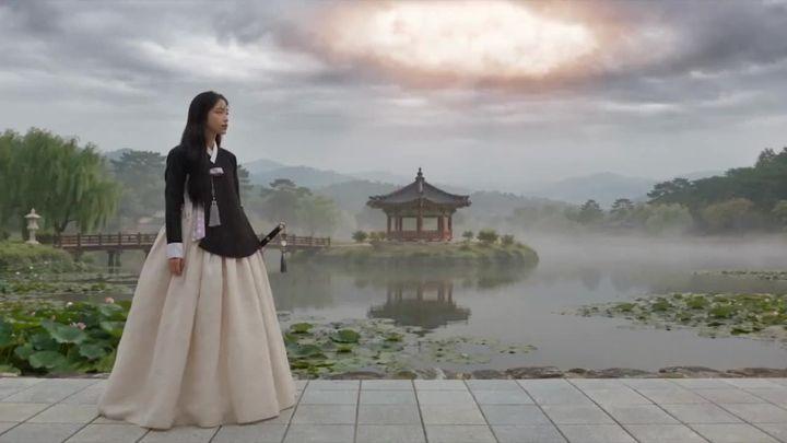 Превью промпта: Ultra-realistic cinematic medieval battle scene, a brave young woman warrior in an elegant flowing i…