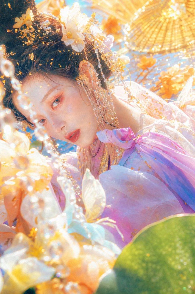 提示词预览: 空灵花卉奇幻肖像