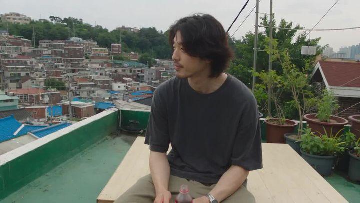 提示词预览: 纪录片风格:首尔夏日的一天