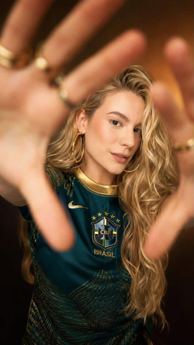 プロンプトのプレビュー: ブラジル代表サッカーファン ファッションポートレート