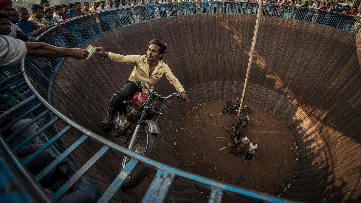 プロンプトのプレビュー: 「Wall of Death」フィッシュアイ・ドキュメンタリー