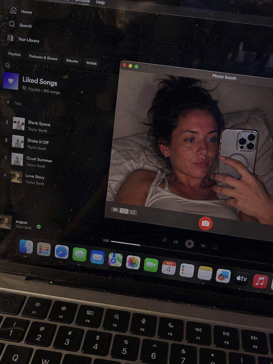 Preview ng prompt: Realistic MacBook Screen POV
