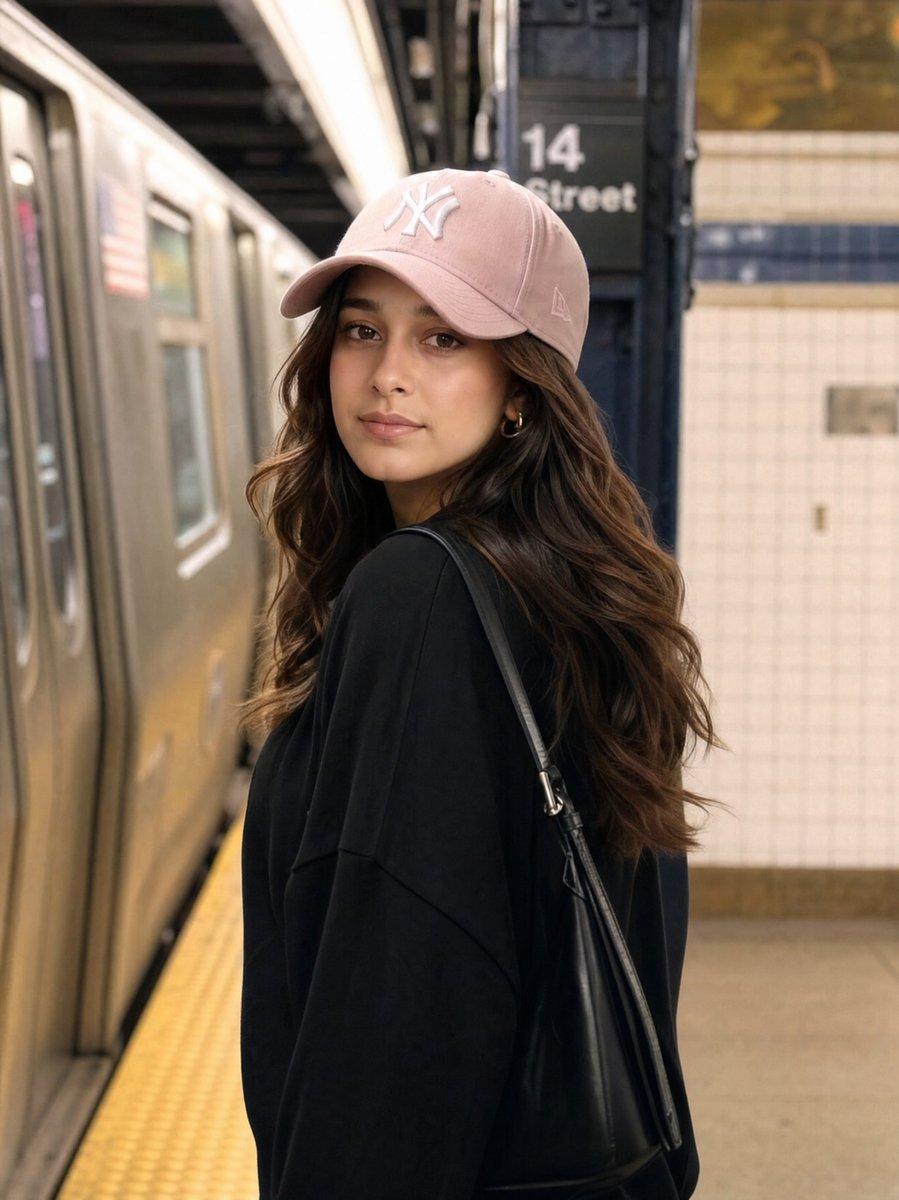 プロンプトのプレビュー: Identity Preservation Subway Portrait