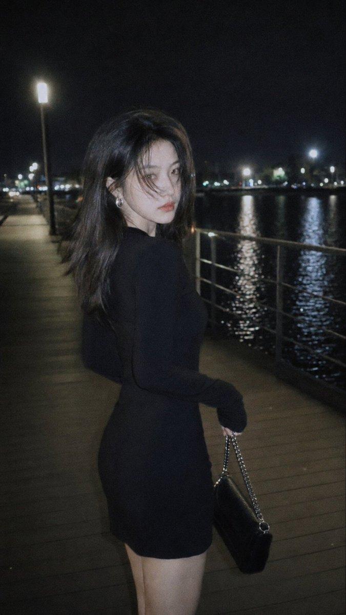 プロンプトのプレビュー: 夜の都会的なフィルムポートレート