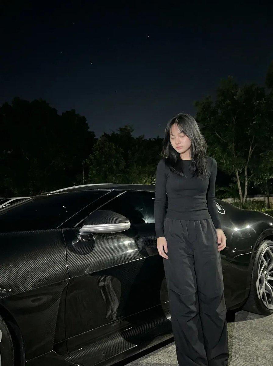 プロンプトのプレビュー: 高級車と夜のポートレート