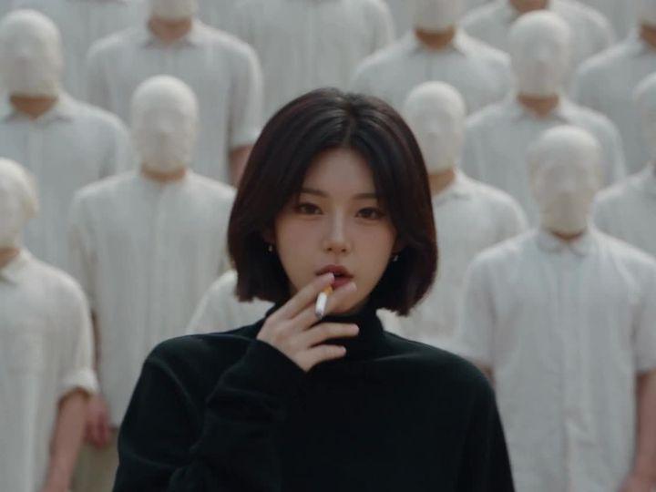 提示词预览: 吸烟女子与人群同步视频