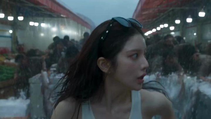 提示词预览: 电影感湿货市场洪水逃生