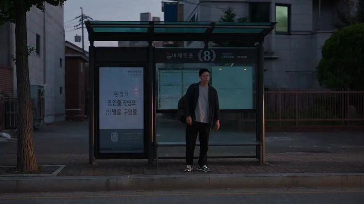 提示词预览: 韩国城市公交站偶遇