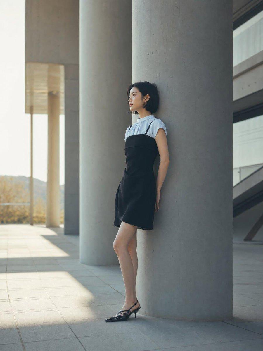 Vista previa del prompt: Editorial de moda arquitectónica minimalista