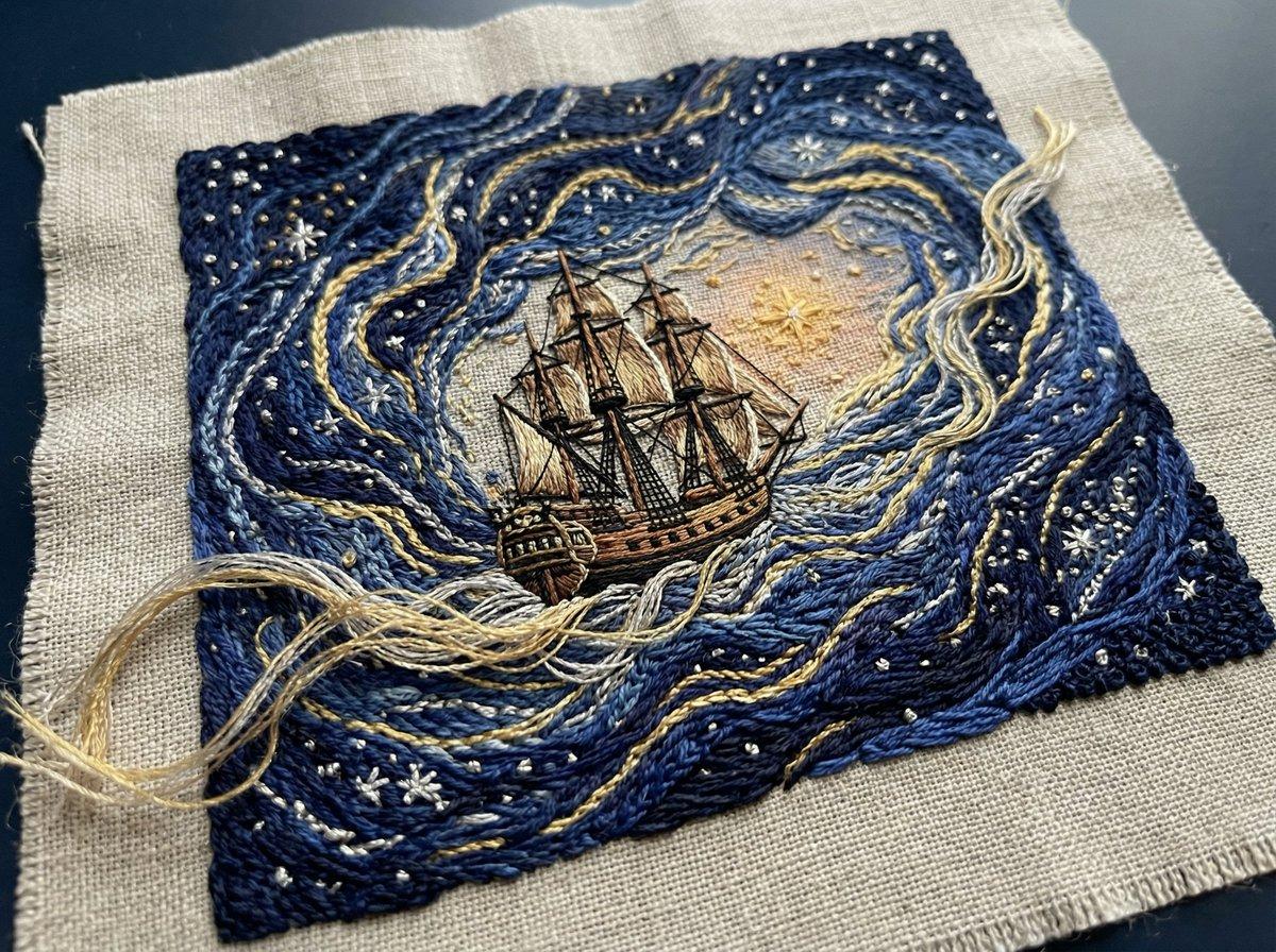 プロンプトのプレビュー: 星雲の中を進む船の触感豊かな刺繍タペストリー
