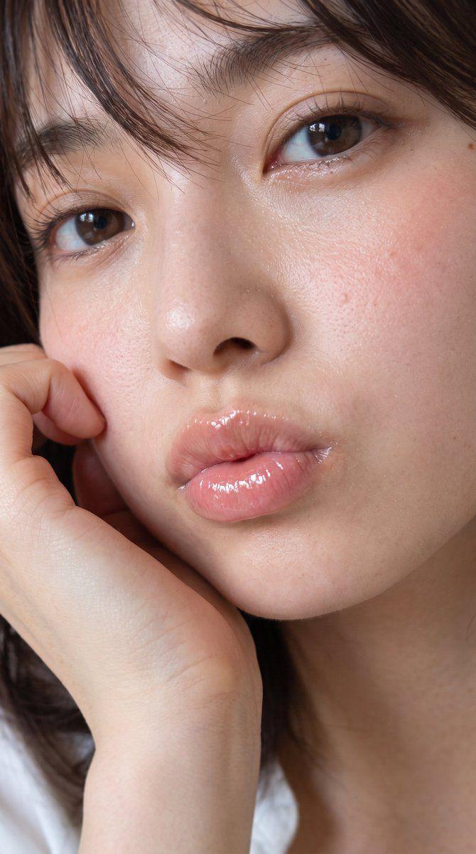 提示词预览: 水润双唇美妆特写
