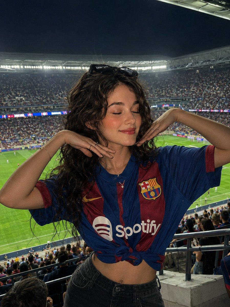 プロンプトのプレビュー: スタジアムで観戦するサッカーファンのポートレート