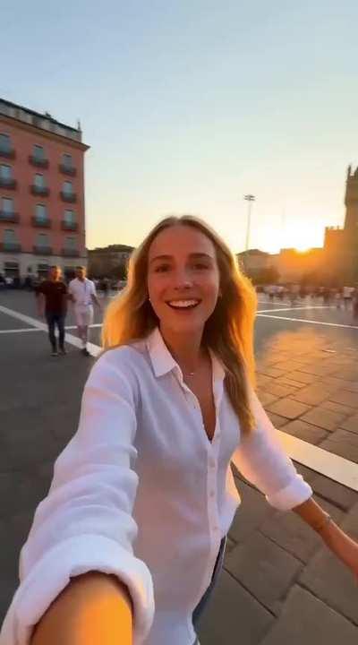 Превью промпта: Create a 15-second cinematic travel vlog following the same young blonde woman throughout an evening…