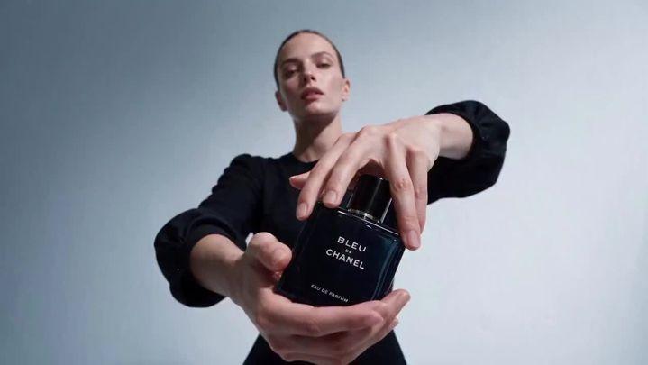 提示词预览: Bleu de Chanel 奢华香水广告