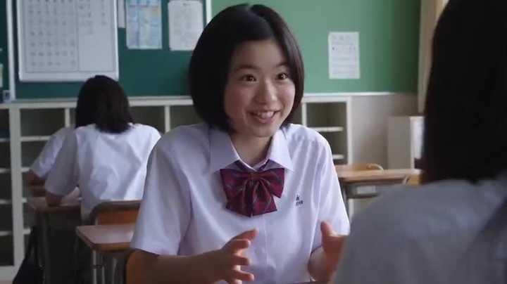 プロンプトのプレビュー: かわいい日本人の女子高校生の、なんでもない学校の1日を、同級生の親友が撮ったVlog風個人ホームビデオとして作成せよ。超現実的。約10個の短いショット(各2〜3秒)のハードカットのモンタージュで構成す…