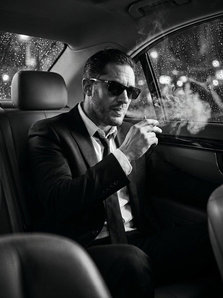 Preview ng prompt: Cinematic Noir Luxury Car Portrait