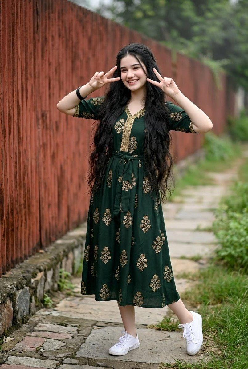プロンプトのプレビュー: 緑のミディ丈ドレスを着たインド人女性
