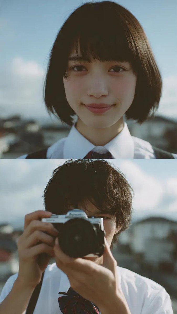 プロンプトのプレビュー: 屋上のティーンエイジャーを捉えた映画のようなディプティク