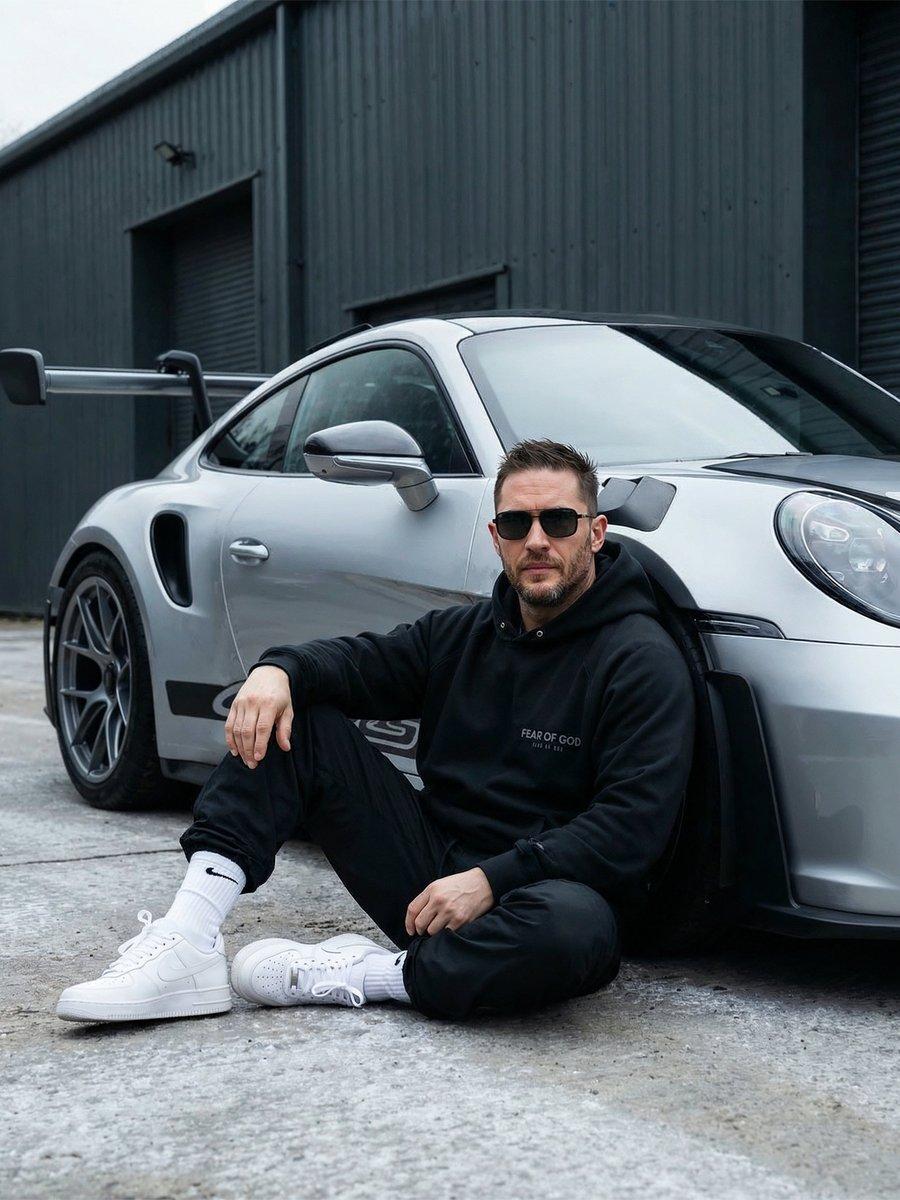 プロンプトのプレビュー: 都会の Porsche 911 GT3 ポートレート