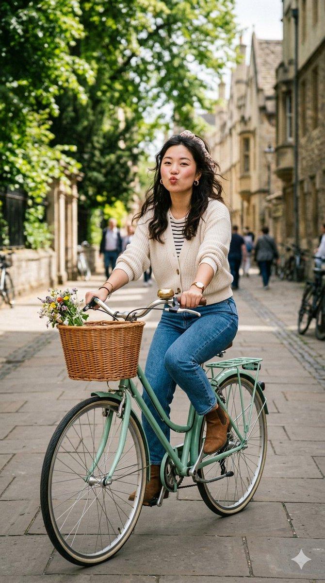プロンプトのプレビュー: ヨーロッパの街並みを走る自転車の自然なスナップショット