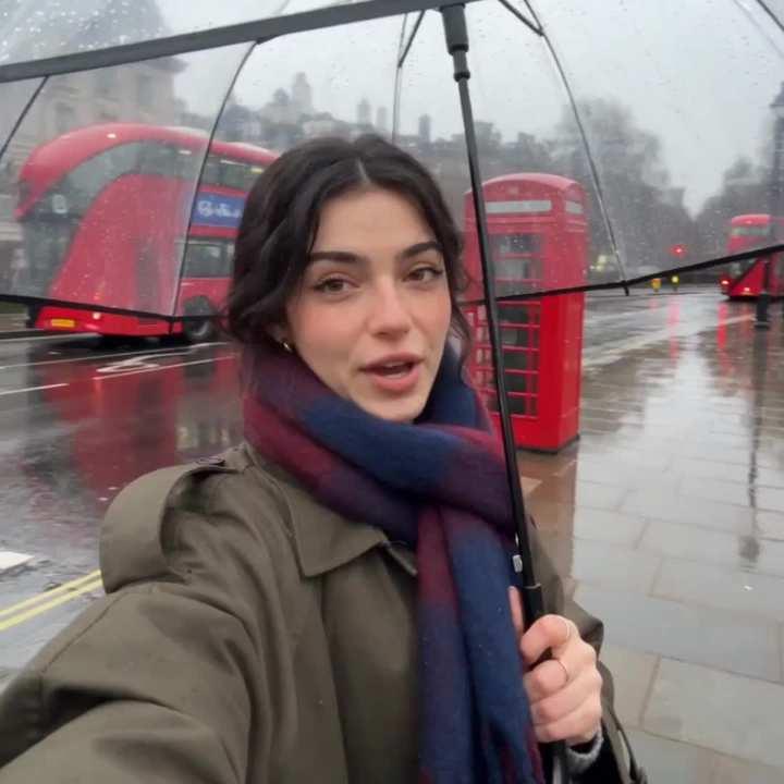 提示词预览: 写实风格韩国女性手机 Vlog 之旅