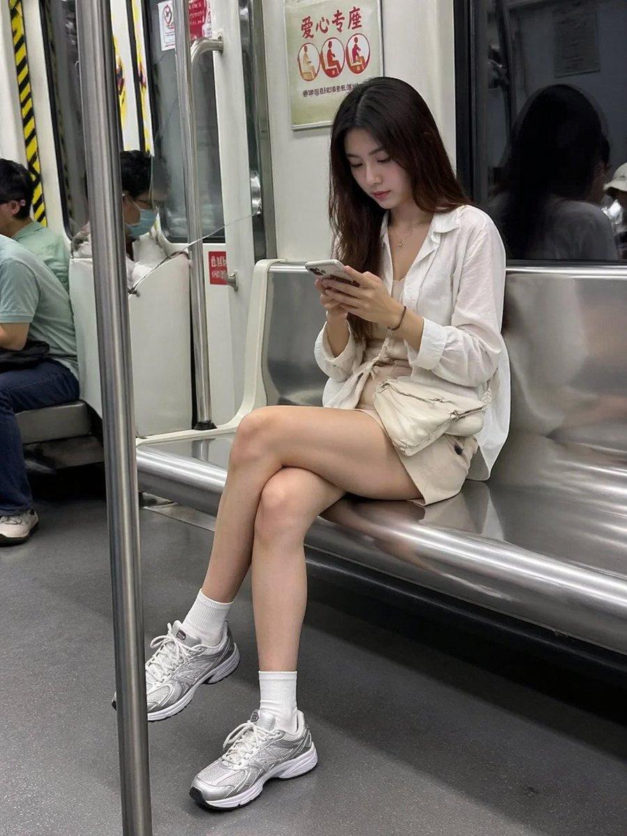 プロンプトのプレビュー: 地下鉄での自然なスマートフォン写真
