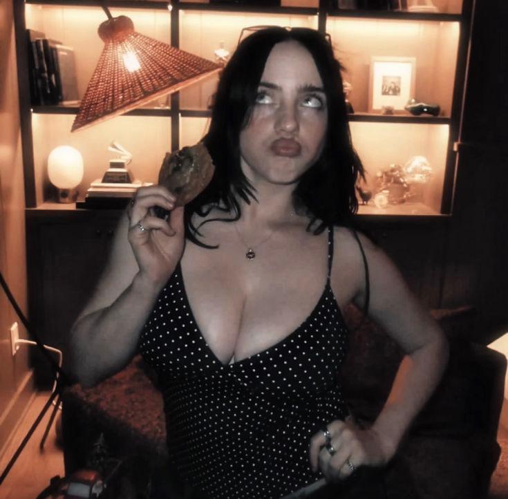 프롬프트 미리보기: Billie Eilish 스타일의 세피아 톤 스냅 인물 사진