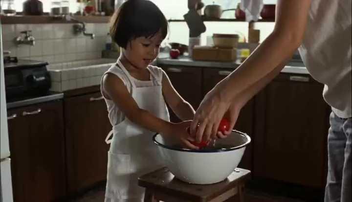 プロンプトのプレビュー: 田舎で夏休みを過ごす7歳の日本人の女の子が、お母さんのお手伝いについて回る様子を、お父さんが撮った15秒間のVlog風ホームビデオとして作成せよ。480p。15秒は7個の短いショット(各約2秒)のハー…