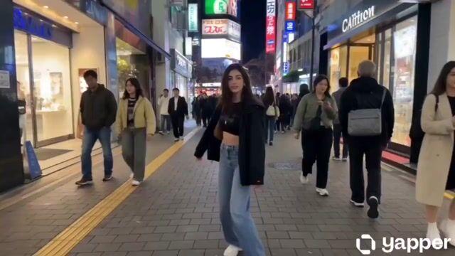 プロンプトのプレビュー: 東京 Vlogger コラージュ