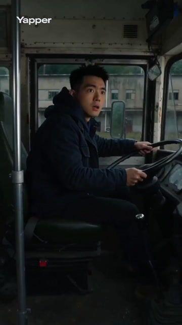 Anteprima del prompt: Autobus che si trasforma in un gigantesco bruco meccanico Cybertroniano