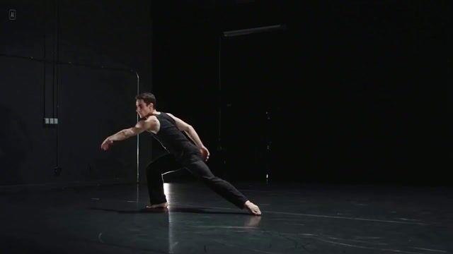 Anteprima del prompt: Video a Lunga Esposizione di Danzatore Contemporaneo