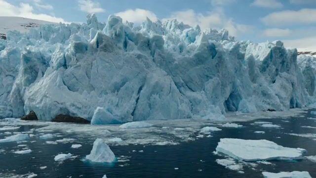 プロンプトのプレビュー: 氷河崩落の災害シーン