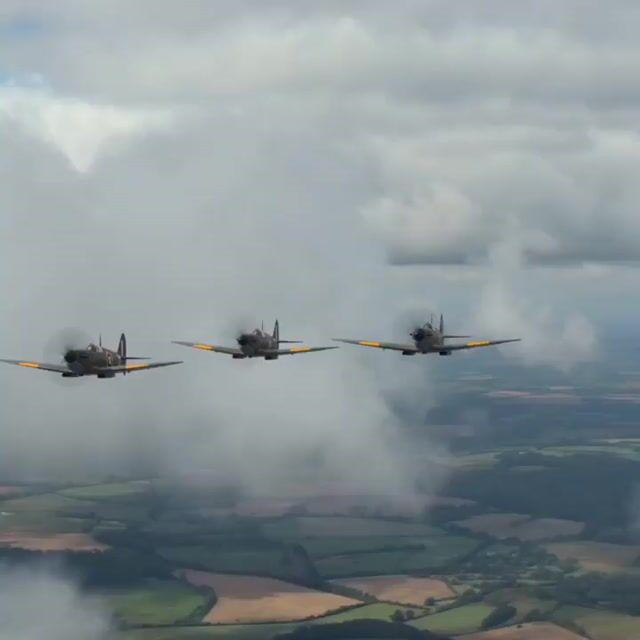 プロンプトのプレビュー: 第二次世界大戦の空中戦の詳細なシーンのプロンプト