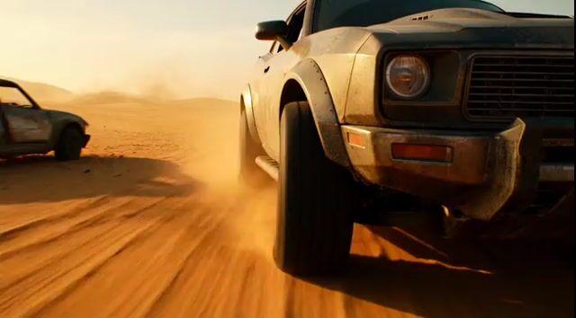 Aperçu du prompt: Plan travelling d'une muscle car blindée dans le désert
