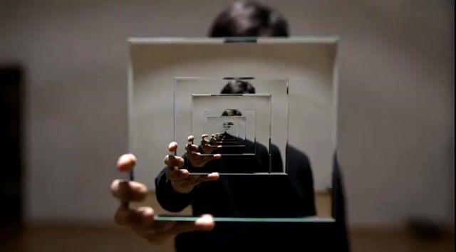 Pré-visualização do prompt: Prompt de vídeo para uma pessoa segurando um espelho para mostrar reflexos