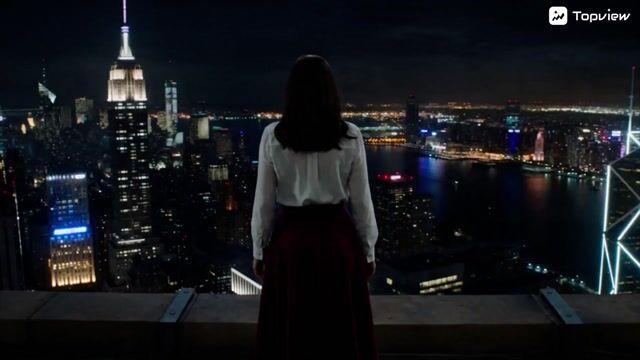 プロンプトのプレビュー: 屋上からシュールな夢の世界へ落下する女性