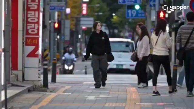 提示词预览: 狗仔队风格街拍